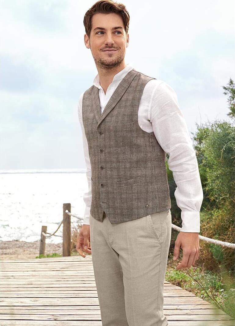 Wollen linnen vest van Carl Gross, gedragen buiten op het strand.