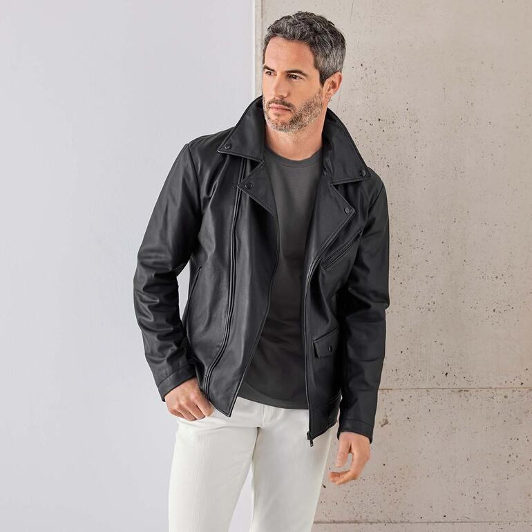 Oconi chic bikerjack Man draagt een zwarte bikerjack, lachend in een casual pose.