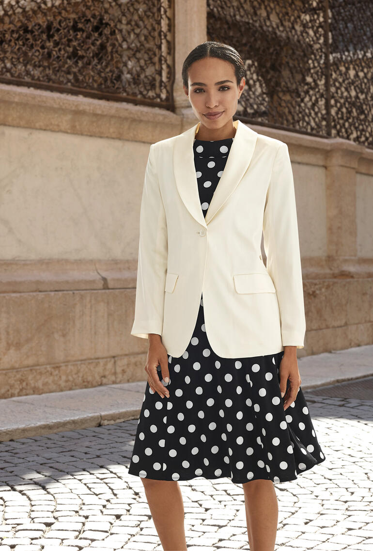 Witte zijden blazer over een stippenjurk, elegante look.