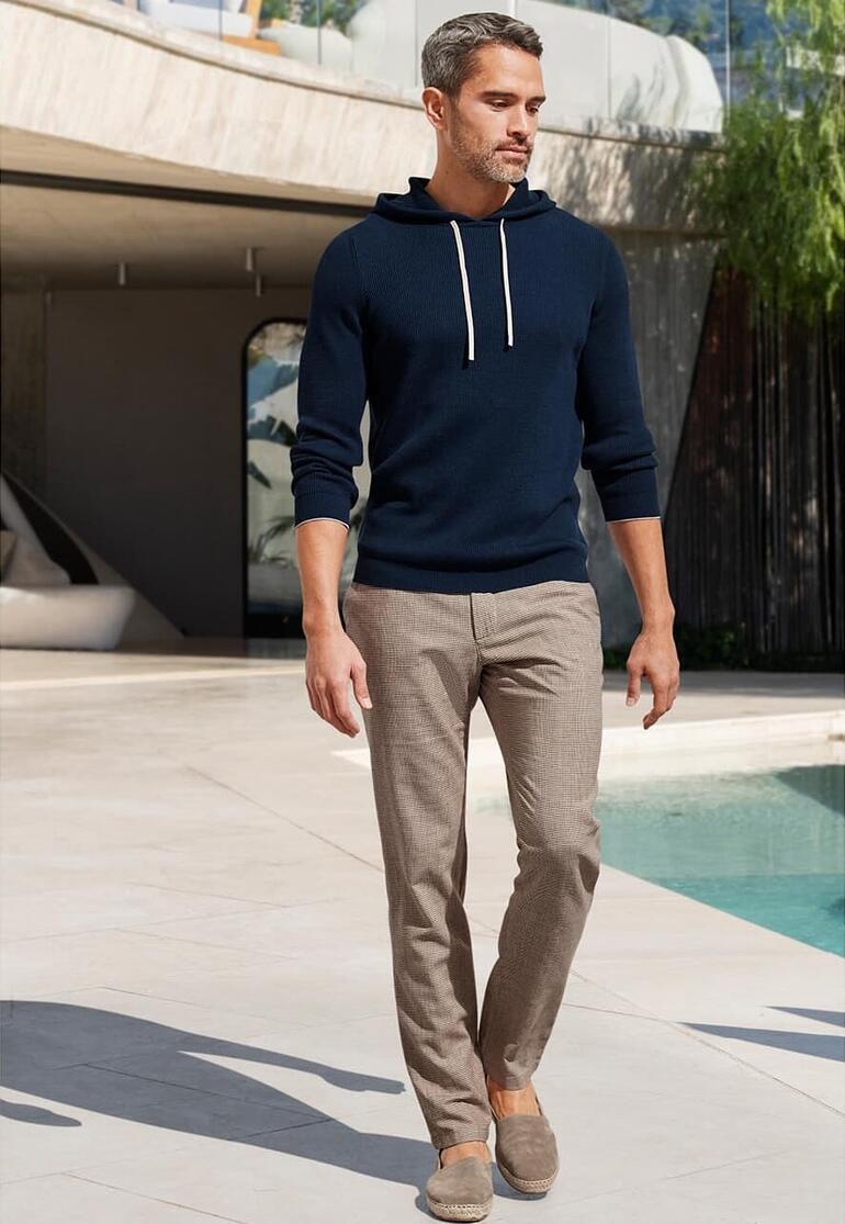beige Pima ribbed hoodie in donkerblauw, gecombineerd met lichte broeken.