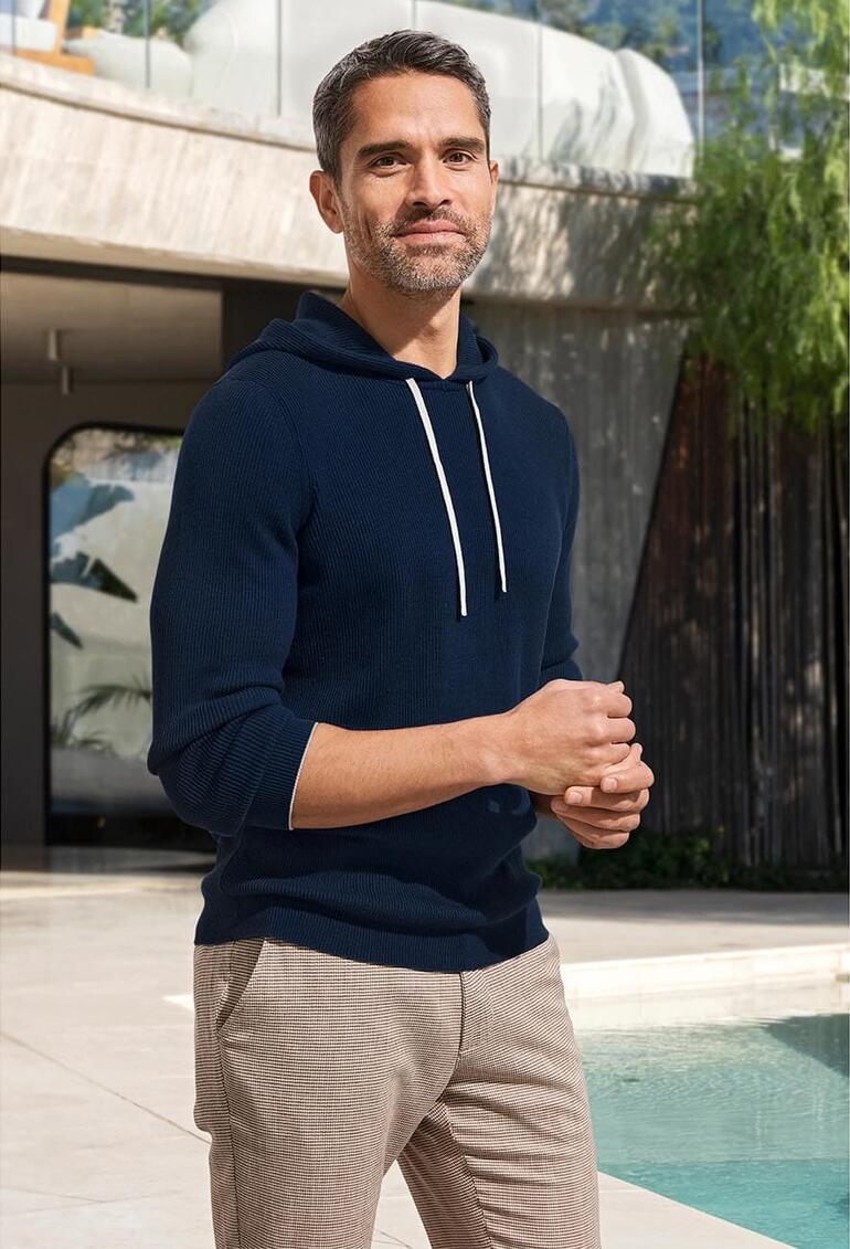 Pima ribbed hoodie in donkerblauw, zichtbaar vanuit de zijkant.