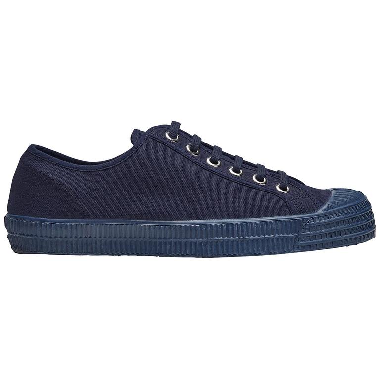 Novesta sneakers Star Master Zijaanzicht van een Novesta Sneaker Star Master in marineblauw.