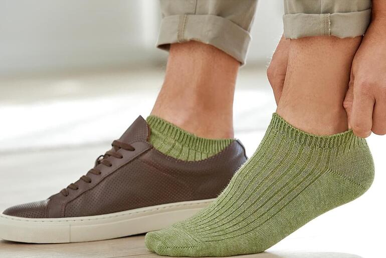 Groene linnen sneaker sok, gedragen door een man in bruine sneakers