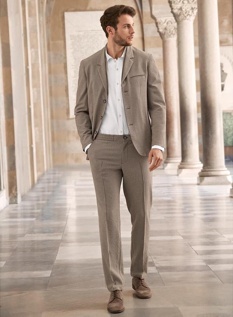 colbert en broek Man in lyocell seersucker blazer met bijpassende broek in een lichte omgeving.