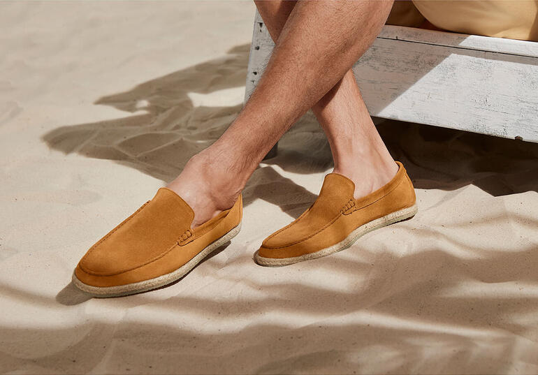 Espadrille-mocassin Heren schoenen, espadrille-mocassins in bruin, gedragen op zandgrond.