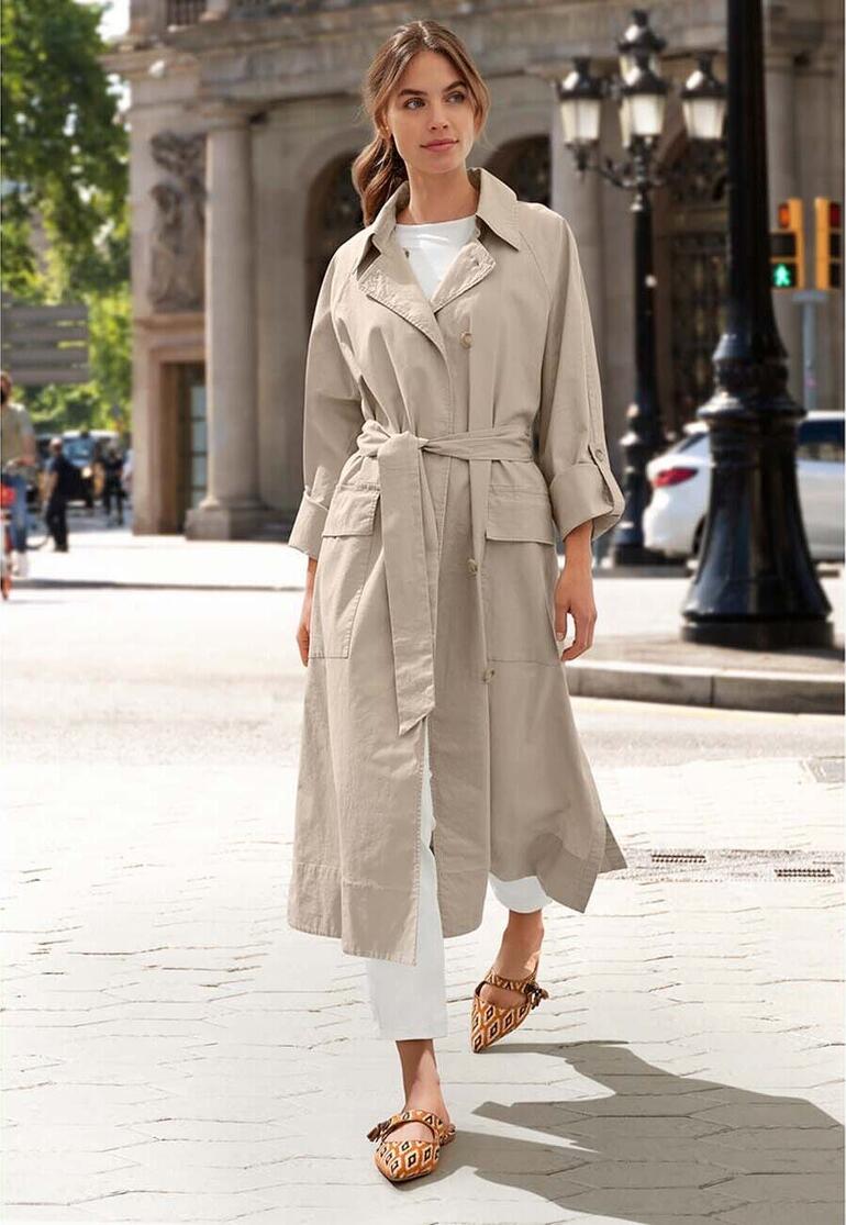 Vrouw in linnen/katoenen zomertrenchcoat op straat