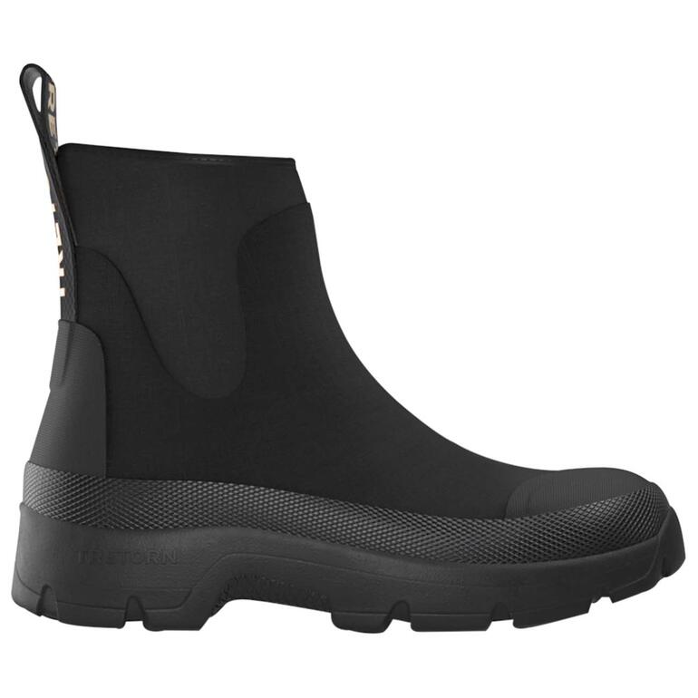 Zijaanzicht van een zwarte Tretorn neopreen Chelsea-boot.