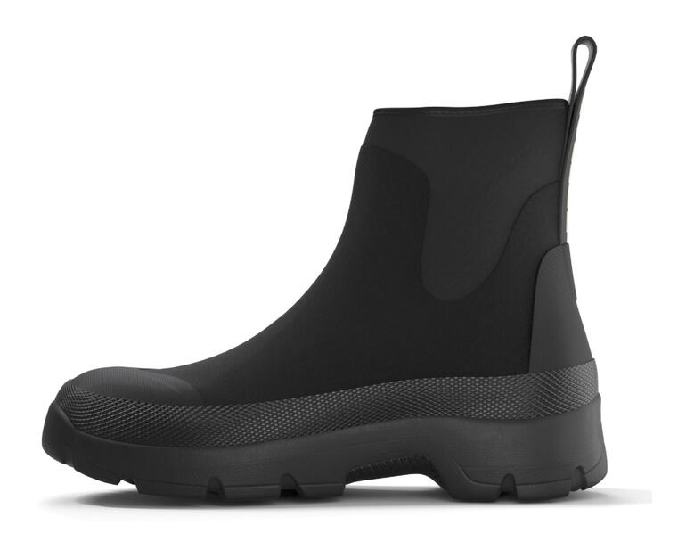 Zijaanzicht van een zwarte Tretorn neopreen Chelsea-boot.
