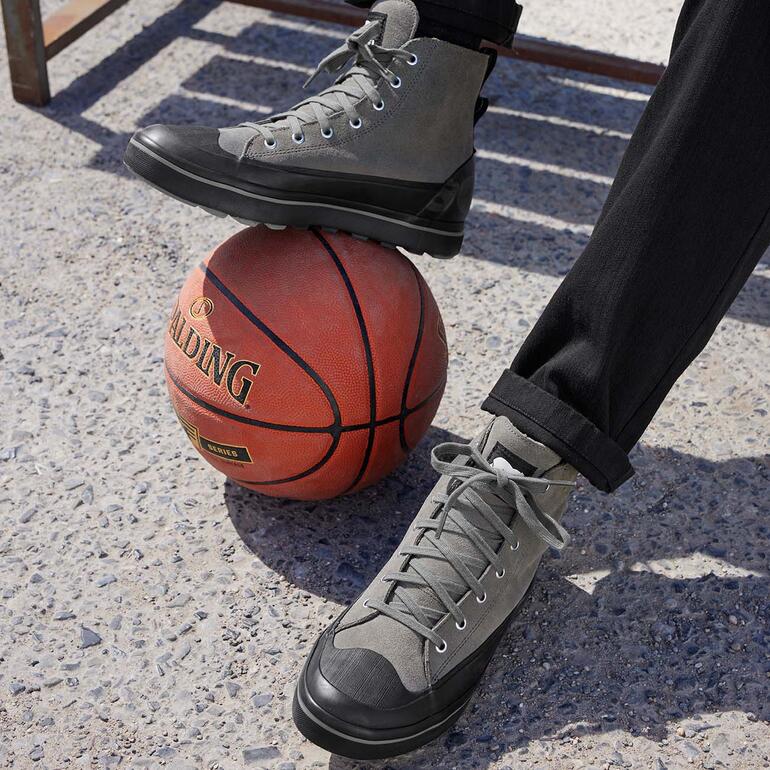 Zwarte Sorel waterproof basketbalsneaker op een basketbal.