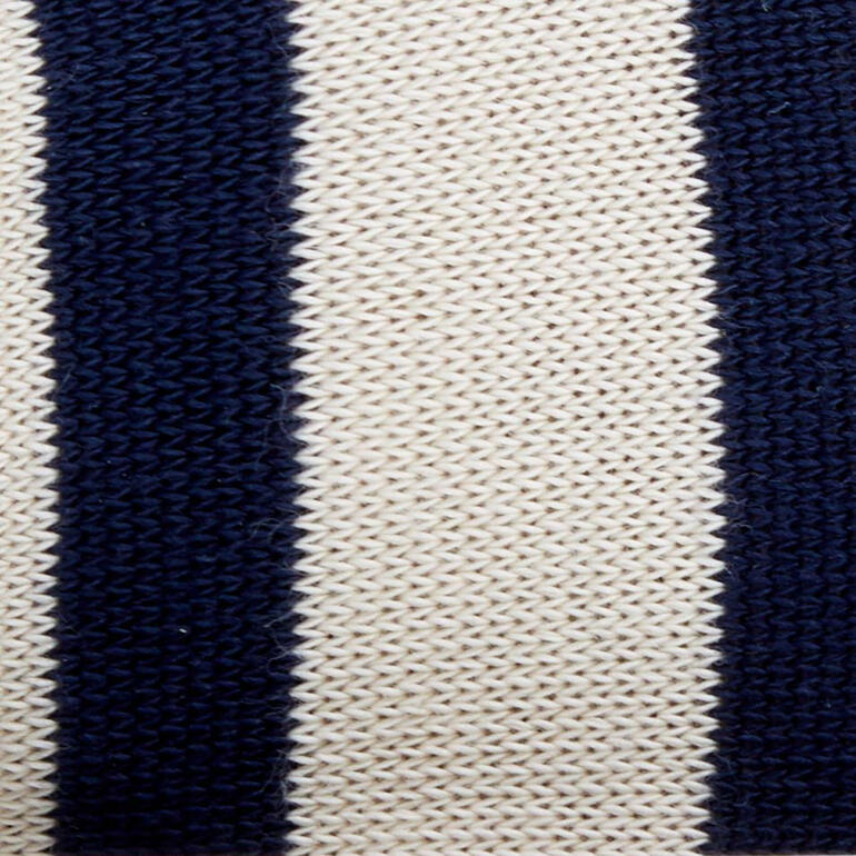 Close-up van de gestreepte stof van de sokken.