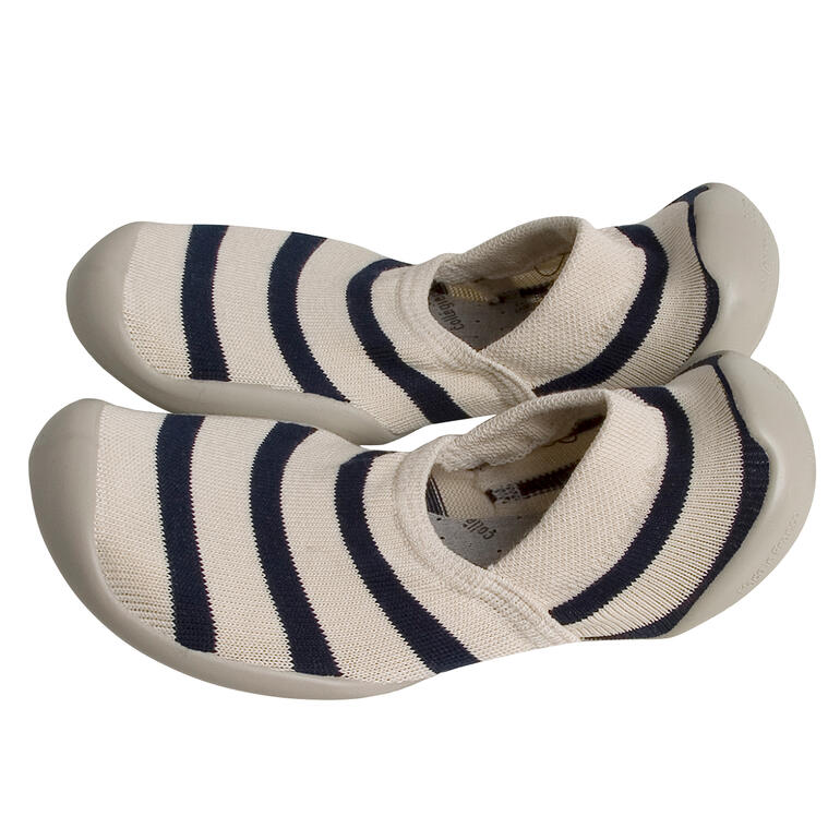 Gestreepte zomersokken op een witte achtergrond.