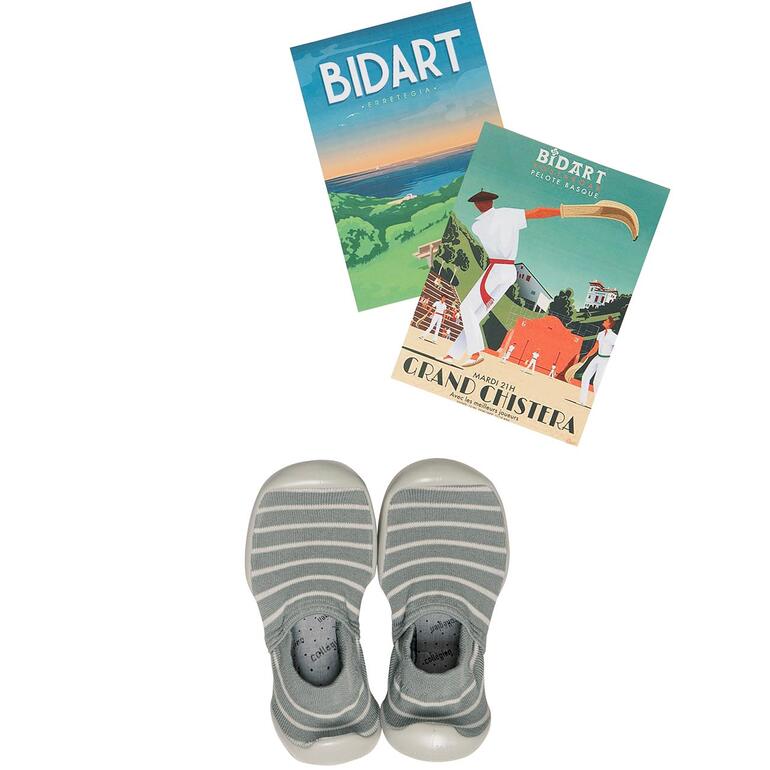 Gestreepte sokken met twee tijdschriften op een witte achtergrond.