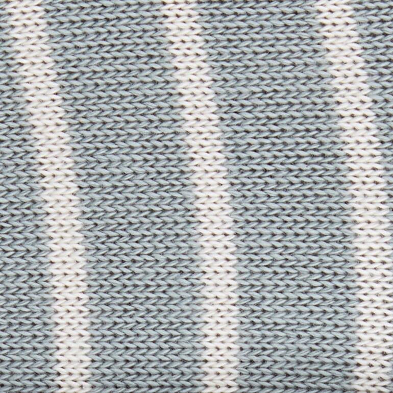 Close-up van de gestreepte stof van de sokken in grijs.