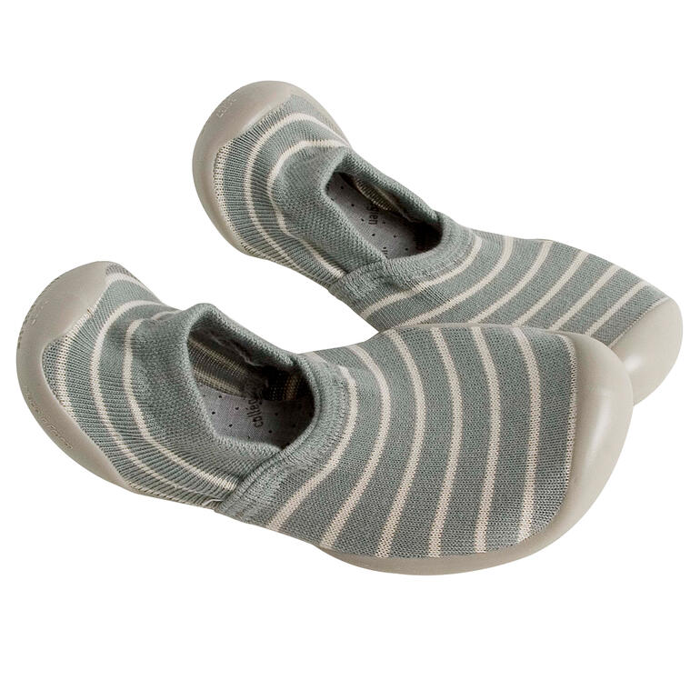 Gestreepte grijze zomersokken op een witte achtergrond.