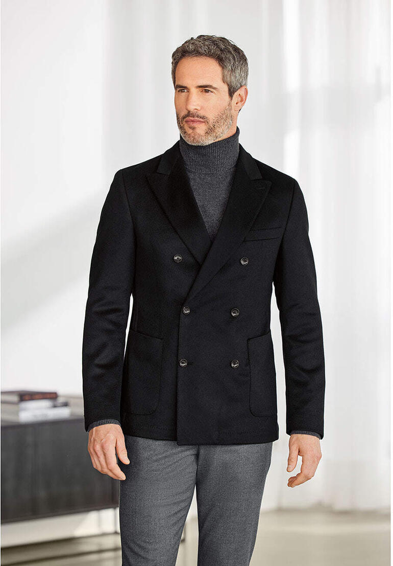 Carl Gross blazer van kasjmier Man in zwarte cashmere blazer, ziet er elegant uit.