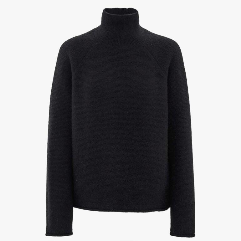 Zwarte boxy pullover met hoge kraag.