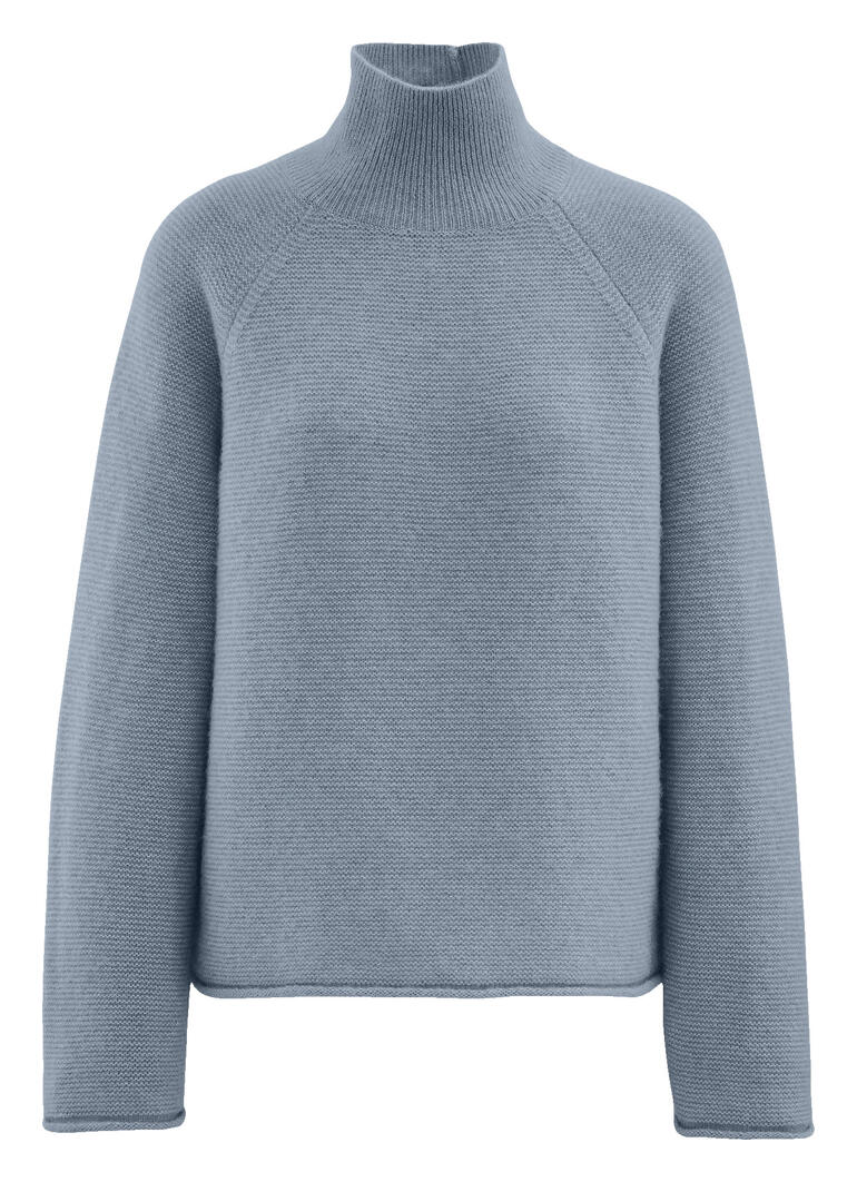 Lichtblauwe boxy pullover met hoge kraag.