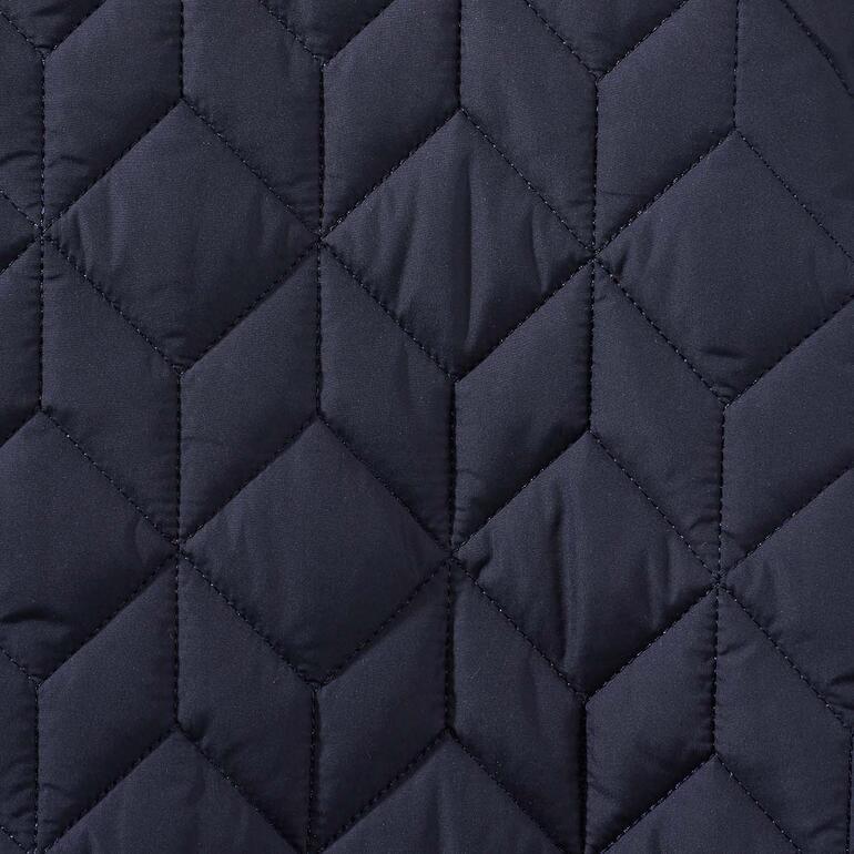 Close-up van de stof van een zwarte gewatteerde jas.