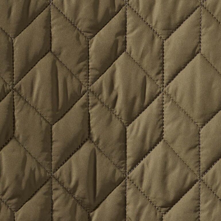 Close-up van de stof van een olijfgroene gewatteerde jas.