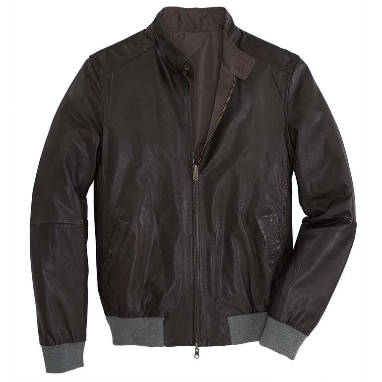 Leren blouson in lichtbruin met lichte structuurdetails op een witte achtergrond.