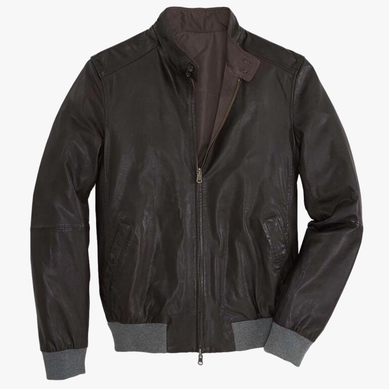 Leren blouson in lichtbruin met lichte structuurdetails op een witte achtergrond.