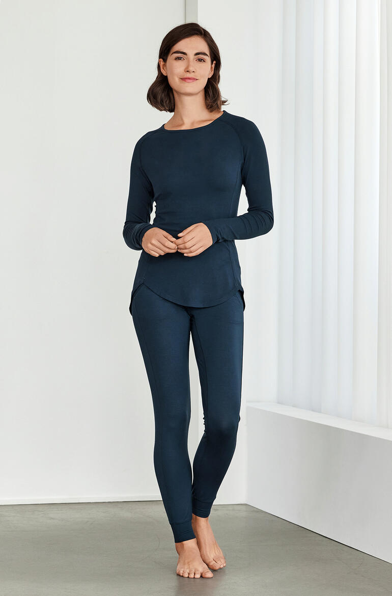 Dagsmejan pyjama bestaande uit een langhemd en leggings in middernacht blauw.