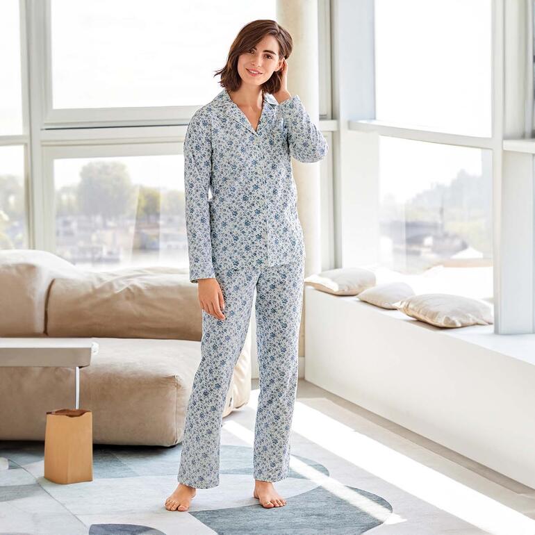 Ralph Lauren flowers-pyjama Ralph Lauren Flowers-pyjama, staand voor een groot raam in een gezellige kamer.