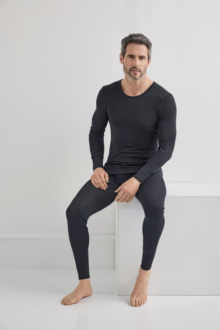 Man zit in een anthraciet Woolen Silk langarmshirt en lange broek