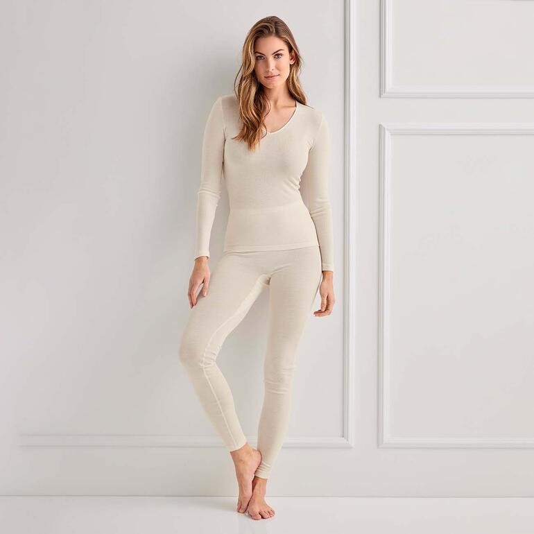 Beige Woolen Silk langarm T-shirt en lange broek, staand op een lichte achtergrond.