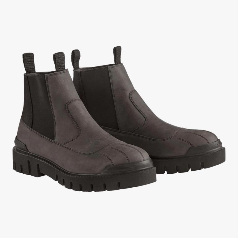 Twee Franz Gustav lichtgewicht Chelsea boots naast elkaar op een witte achtergrond.