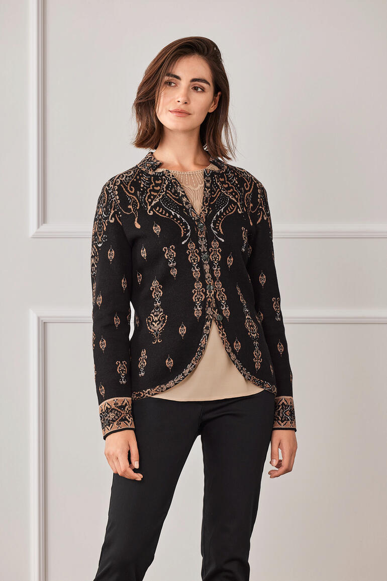 Vrouw in IVKO Dark-Paisley brei blazer met kleurrijke borduursel.