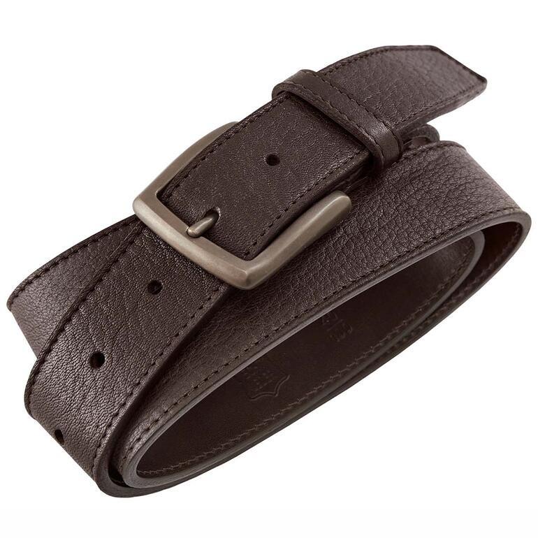 Bruine hertenleren riem met gesp, op een witte achtergrond.