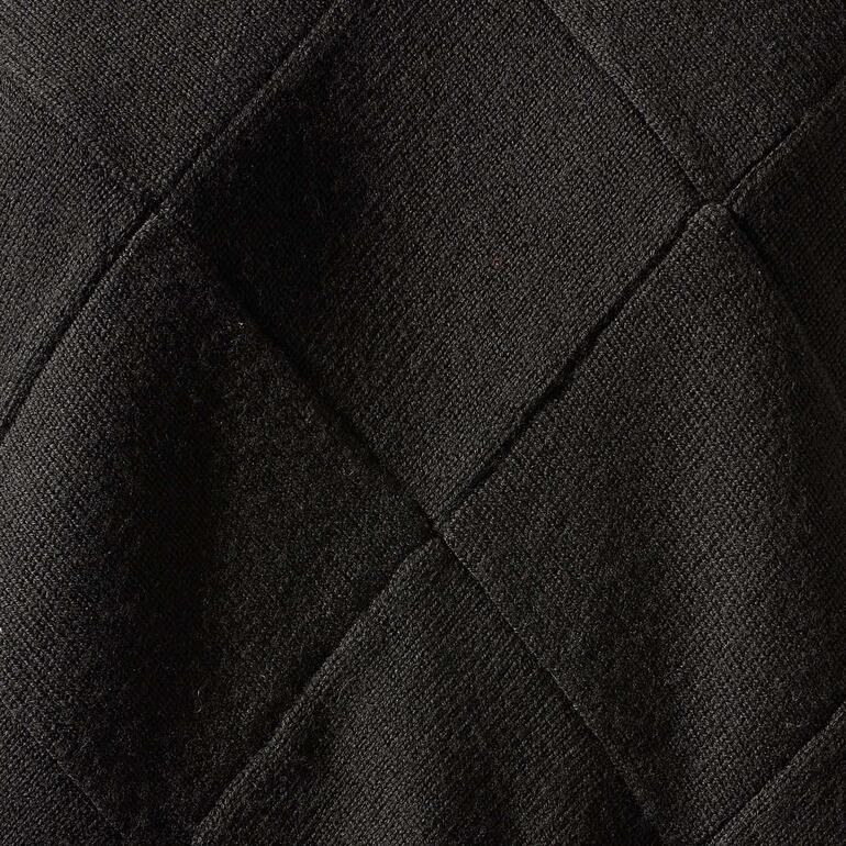 Close-up van de zwarte gebreide trui met ruitpatroon.