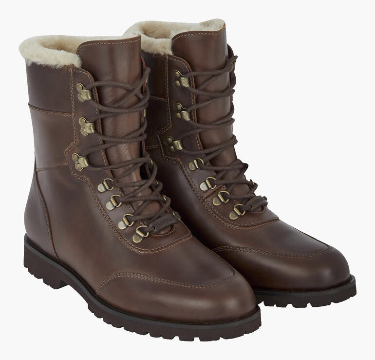 Bruine lamswol sneakerboots met vetersluiting, zijaanzicht.