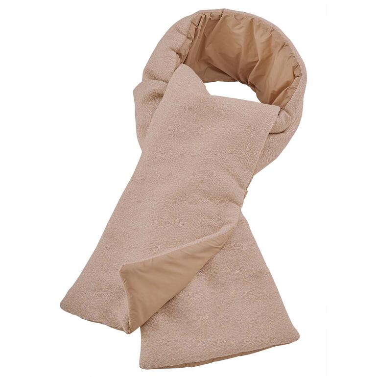 Beige gewatteerde doubleface-sjaal ligt opgevouwen op een tafel.