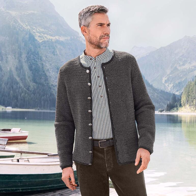 Junghans 1954 traditioneel vest van alpaca-jak-wol Man draagt een grijs Grandfather flanel shirt in de natuur.