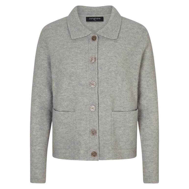 Grijze cardigan met knopen en zakken, plat gelegd op een lichte achtergrond.