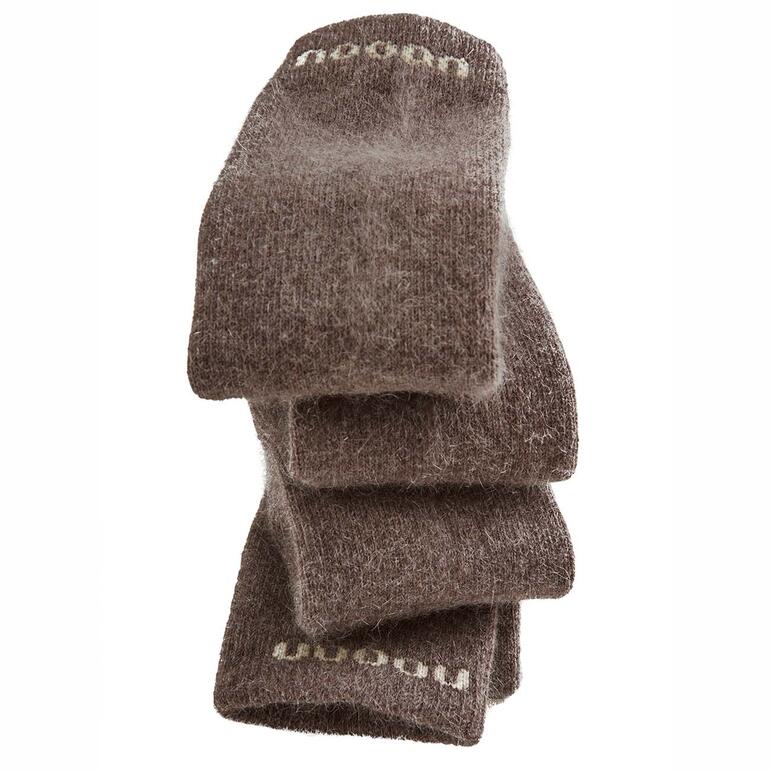 Stapel bruine unisex sokken van zacht materiaal in zacht licht.