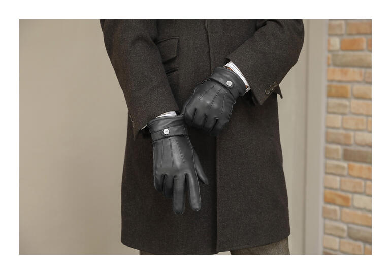 zwart Man draagt zwarte hertenleren handschoenen in een elegante winterjas.