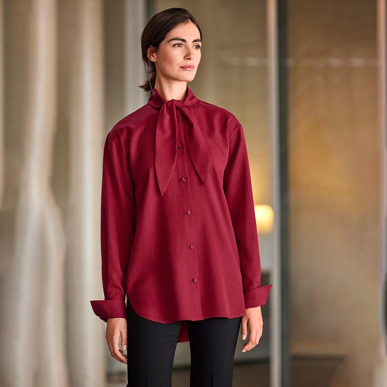 Veelzijdige blouse met kraagstrik van Tencel™-twill Rode Tencel™-twill blouse met strik rond de kraag.