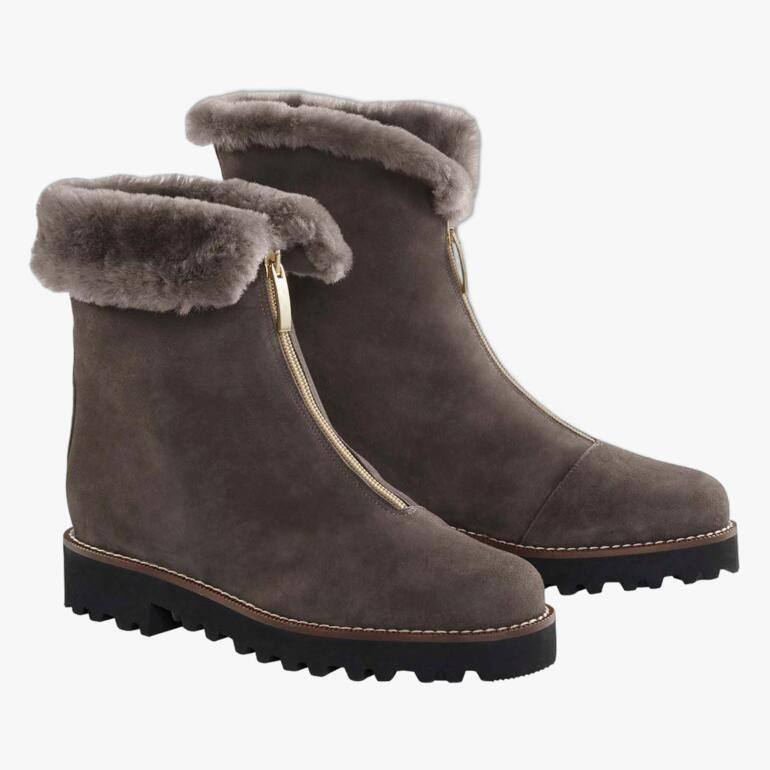 Twee grijze OCONI curling-booten op een witte achtergrond