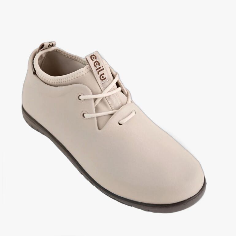 Beige Ccilu regenlaarzen met veters vanaf de zijkant.