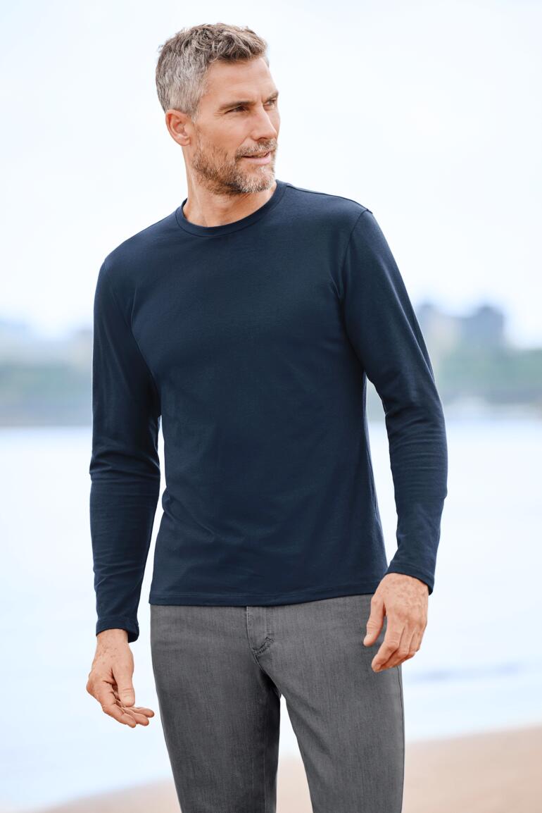 navy Man in Junghans 1954 kasjmier longsleeve op het strand.