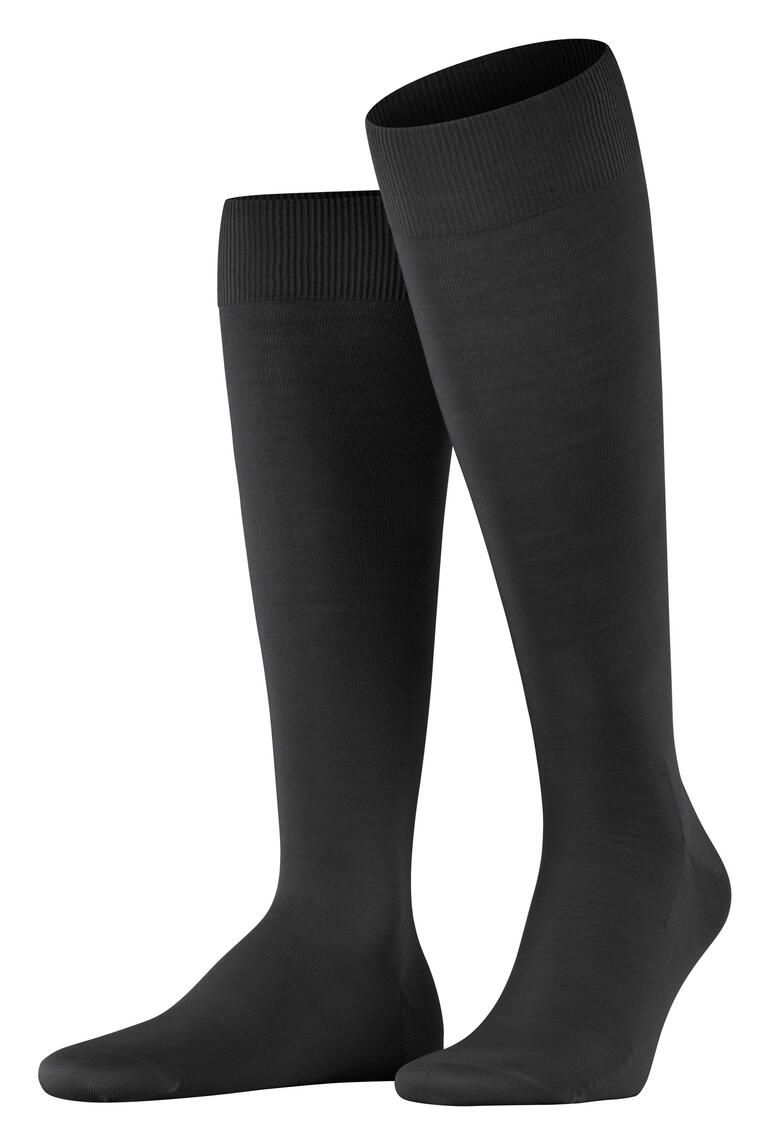 Zwarte kniekousen of -sokken op een witte achtergrond.