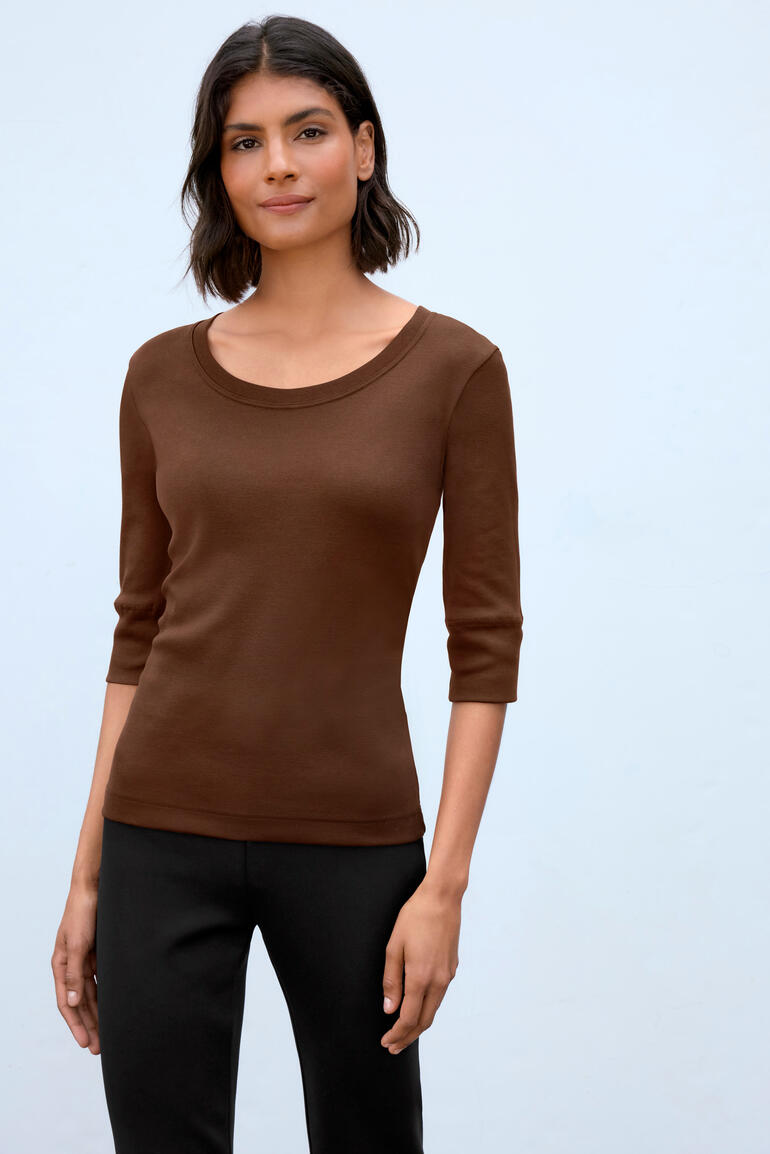 Wolff T-shirt in kastanjebruin, gedragen door een vrouw voor een lichte achtergrond.