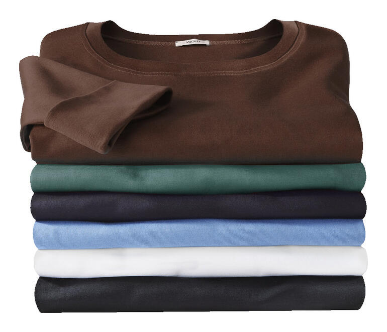 Stapeltje van vijf gekleurde shirts, waaronder bruin, zwart en blauw, op een witte achtergrond.