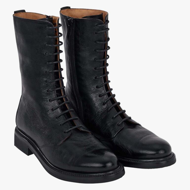Zwarte veterschoenen van Cordwainer, voorkantaanzicht.