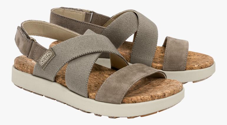 Twee KEEN Cross-Strap sandalen in taupe op een witte achtergrond.