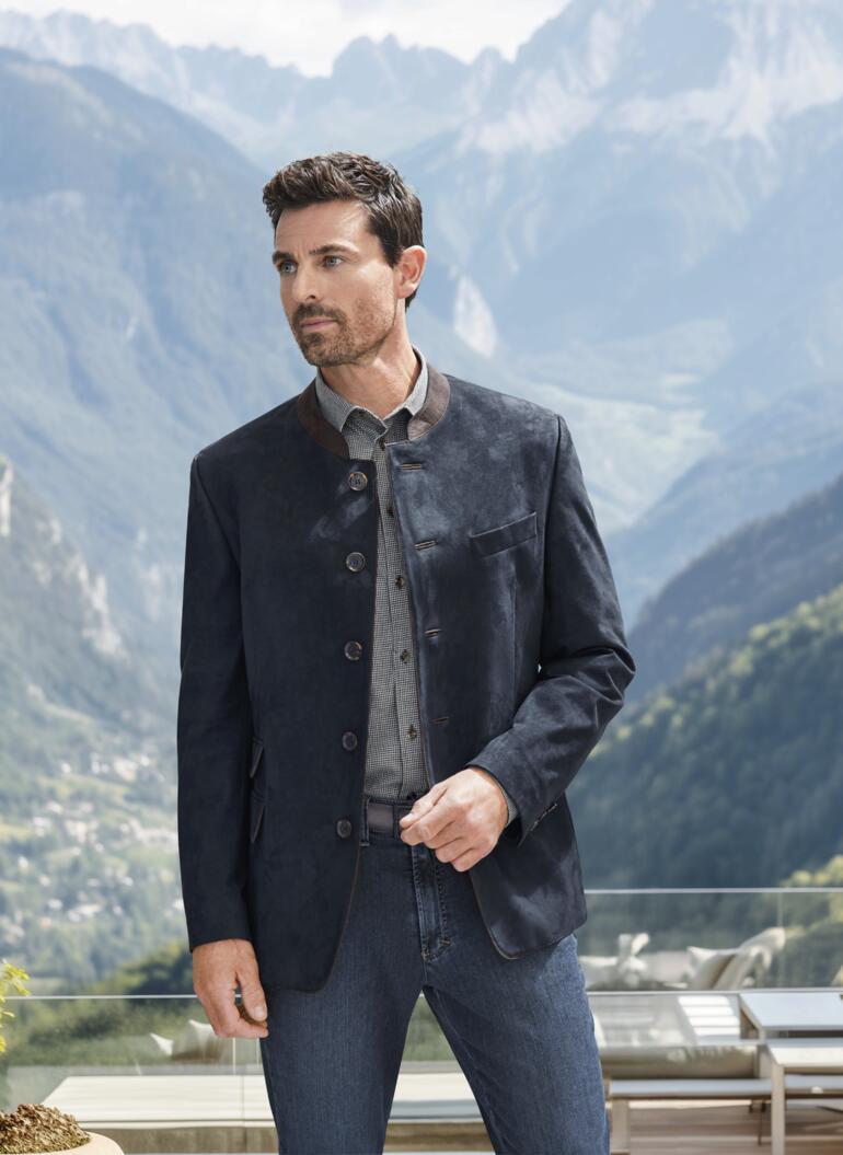 Kasjmier-flanel-overhemd met vichymotief Man in donkerblauwe fluwelen jasje voor Berglandschap.