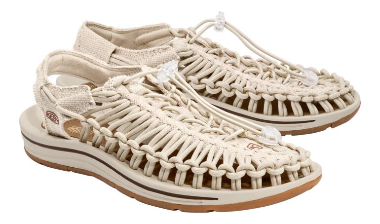 Paar KEEN Outdoor-sandalen Uneek in natuurlijke kleur op witte achtergrond.